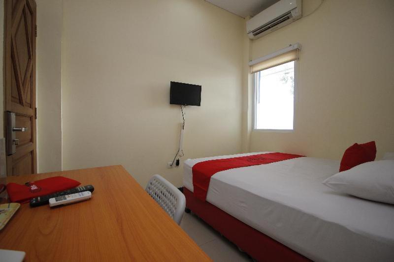 Reddoorz Plus @ Jalan Pemuda ג'קרטה חדר תמונה